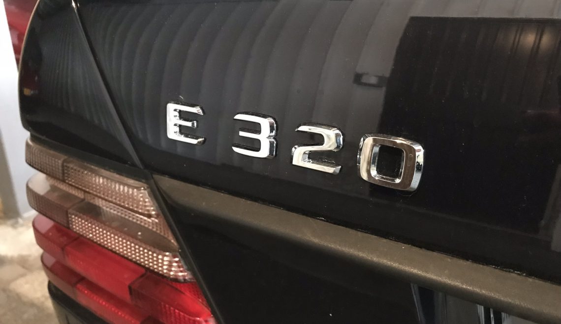 Emblemat Mercedes E 320 (tabliczka modelu) KlassikAuto.pl
