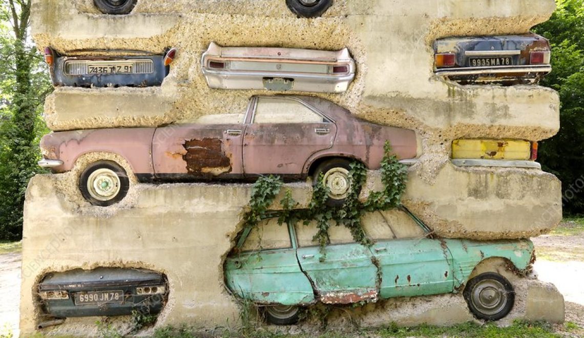 Zabytkowe samochody w formie sztuki – Long term parking