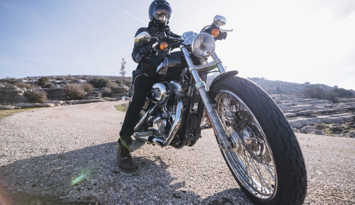 Prezent dla motocyklisty – co kupić na Dzień Chłopaka fanowi motocykli?