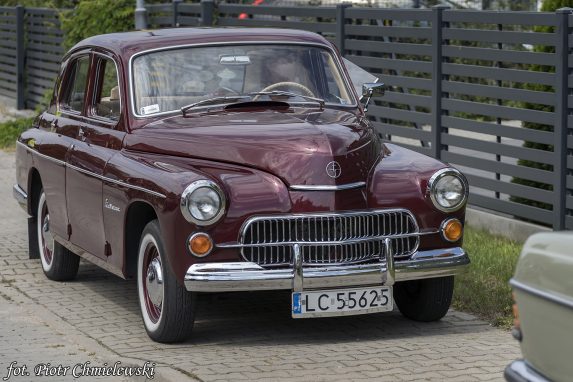 Zamość w blasku klasyków: 3. Zlot Pojazdów Zabytkowych Roztoczańskiego Muzeum PRL przyciągnął tłumy