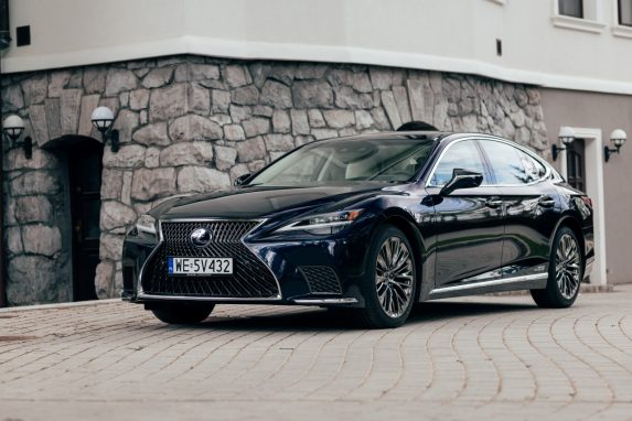 35 lat temu Lexus rozpoczął sprzedaż modelu LS. V generacji legendarnej limuzyny