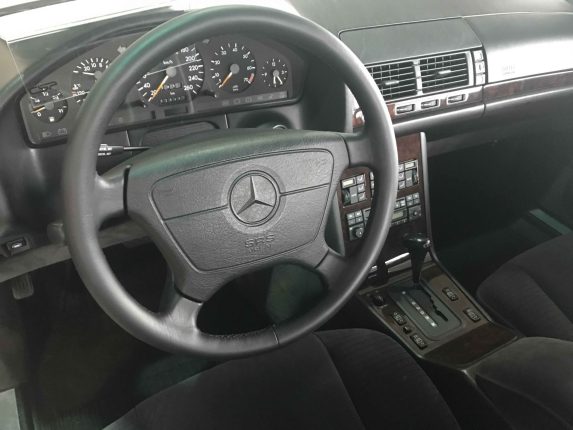 Mercedes-Benz S320 w140