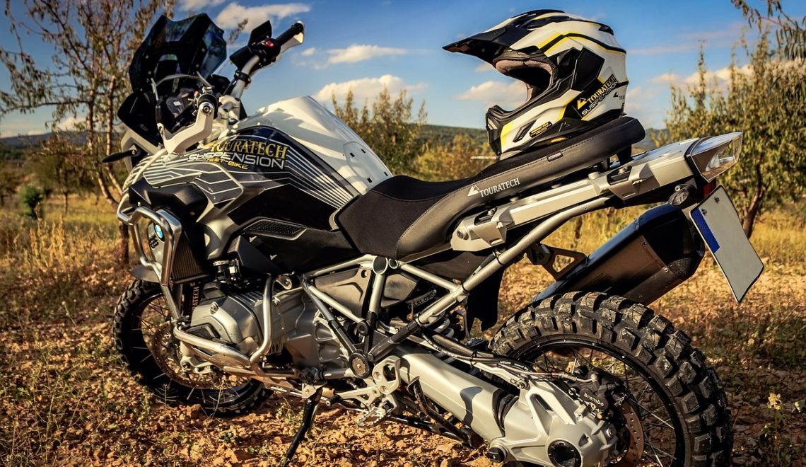 Gmole do motocykli – co realnie zyskujesz przy wywrotce w trasie lub w terenie?