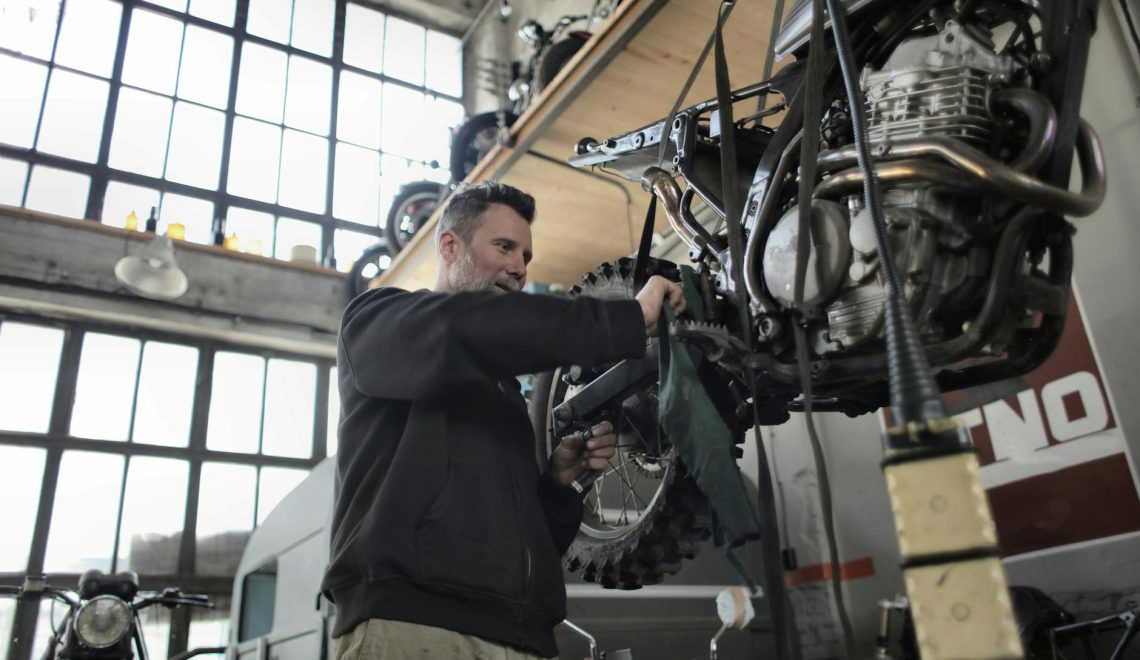 Serwis samochodów – co i kiedy trzeba wymieniać w trakcie eksploatacji auta?