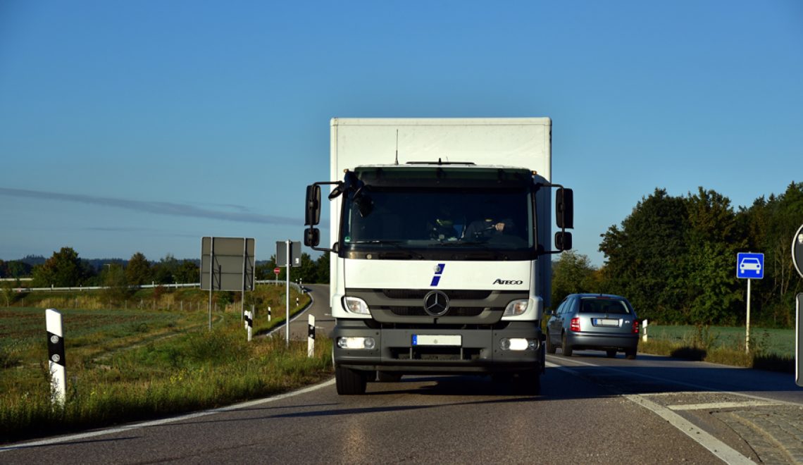 Jak wybrać auto do transportu towarów w firmie – praktyczne wskazówki
