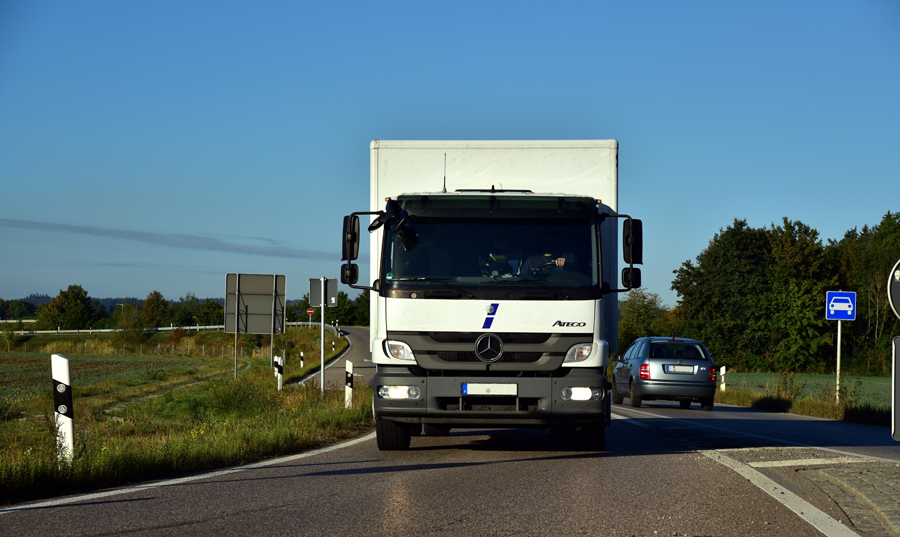 Jak wybrać auto do transportu towarów w firmie – praktyczne wskazówki